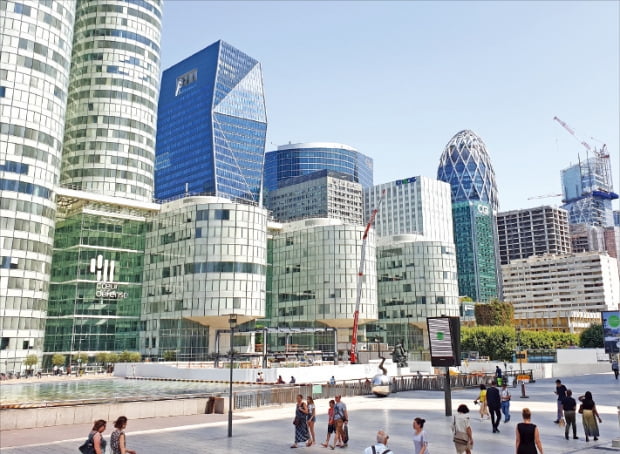 한국 투자회사들이 잇달아 건물을 매입하고 있는 프랑스 파리 오피스지구인 라데팡스. 