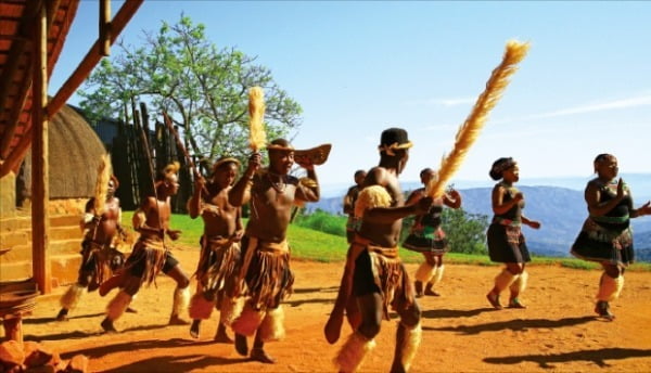 격렬한 춤사위가 흥겨운 줄루족 전통 공연.
 