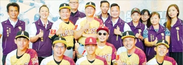 지난달 25일 대만에서 열린 제1회 아시안컵 연예인야구대회 선포식에 참석한 대만 연예인 야구 선수들과 관계자들.  /한스타미디어 제공 
