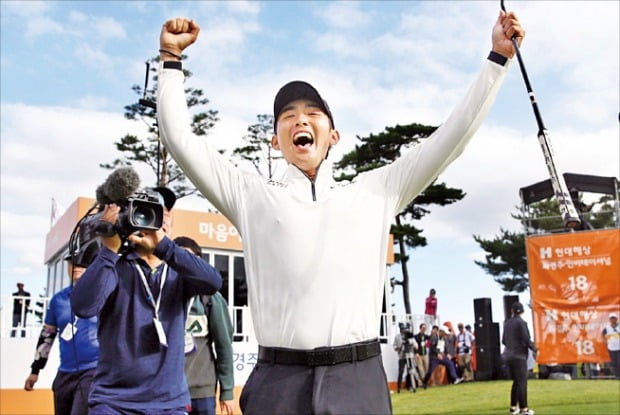 이수민이 6일 경남 김해 정산CC에서 열린 현대해상 최경주 인비테이셔널에서 우승을 확정한 뒤 두 팔을 번쩍 들어올린 채 환호하고 있다. /KPGA  제공 