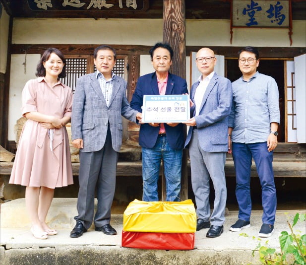 허윤섭 한국승강기안전공단 승강기안전기술원장(오른쪽 두 번째)과 직원들이 추석을 앞둔 지난달 11일 경남 거창군 북상면에 거주하는 독립유공자 임유동 애국지사 유족을 방문해 선물을 전달하고 있다.   한국승강기안전공단 제공 