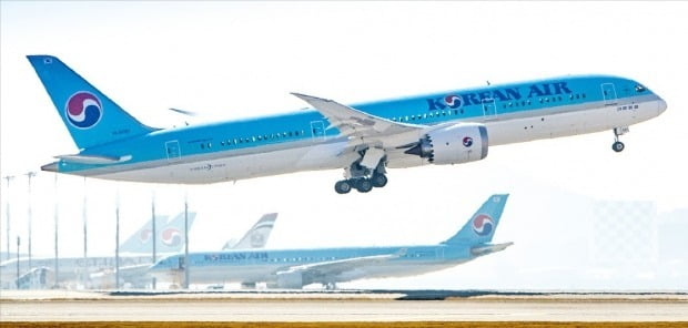 대한항공이 보유하고 있는 보잉 787-9 기종. 이 회사는 2025년까지 787-9 10대를 추가 구매하고, 더 큰 모델인 787-10을 20대 도입할 계획이다. 대한항공 제공
 