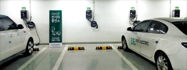 서울 서대문구 이화여대 캠퍼스 내부 주차장에 에버온의 전기차 충전기가 설치돼 있다. 