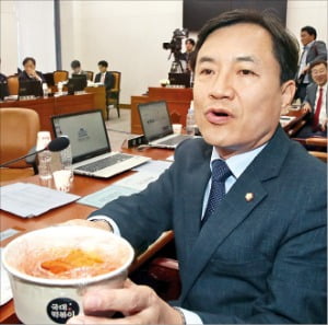 7일 공정거래위원회 국정감사에서 ‘국대떡볶이’를 들고나온 김진태 자유한국당 의원. 