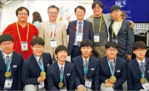 2019년 제60회 국제수학올림피아드 한국대표단(단장 송용진 인하대 교수·뒷줄 가운데). 