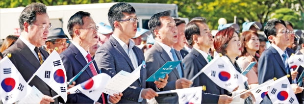 573돌 한글날 경축식 이낙연 국무총리(왼쪽 첫 번째)가 9일 서울 광화문광장에서 열린 573돌 한글날 경축식에서 손학규 바른미래당(네 번째부터)·정동영 민주평화당·심상정 정의당 대표 등 야 3당 대표와 함께 한글날 노래를 부르고 있다. 이해찬 더불어민주당·황교안 자유한국당 대표는 참석하지 않았다.  연합뉴스 