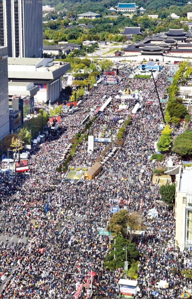 < “조국 사퇴” 두 번째 광화문 집회 > 한글날인 9일 서울 광화문광장 일대에서 보수성향 시민단체를 중심으로 조국 법무부 장관의 사퇴를 촉구하는 집회가 열렸다. 광화문광장 일대에서 조 장관을 규탄하는 대규모 집회가 열린 것은 지난 3일에 이어 이번이 두 번째다. 강은구 기자  egkang@hankyung.com 