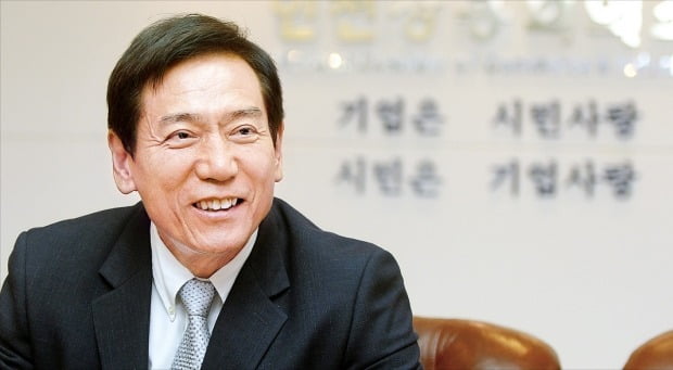 이강신 인천상공회의소 회장은 9일 “환경 규제법안에 대한 정보공유와 효율적 시행을 정부에 촉구하기 위해 인천화학안전대표자협의회를 연내에 출범시키겠다”고 말했다.  인천상공회의소 제공 