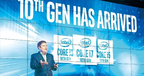 잭 후앙 인텔 아태지역 세일즈 매니저가 10세대 중앙처리장치(CPU) 신제품을 소개하고 있다.  /인텔코리아 제공 