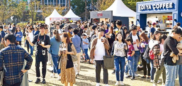 ‘2019 청춘, 커피페스티벌’이 12~13일 서울 잠실 롯데월드타워 인근에서 열렸다. 13일 커피 시음을 하는 시민들로 커피 브랜드 부스 앞은 하루종일 붐볐다.    /김범준 기자 bjk07@hankyung.com 