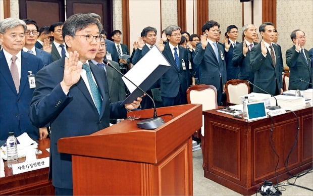 김창보 서울고등법원장이 14일 서초동 서울고법에서 열린 국회 법제사법위원회의 국정감사에서 증인 선서를 하고 있다.  /연합뉴스 