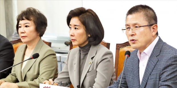 황교안 자유한국당 대표(오른쪽)가 17일 국회에서 열린 당 최고위원회의에서 발언하고 있다. 오른쪽부터 황 대표, 나경원 원내대표, 정미경 최고위원.  연합뉴스 