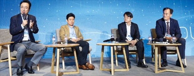 한경닷컴과 법무법인 율촌이 공동 주최한 ‘2019 한경 디지털 ABCD 포럼’이 지난 15일 서울 여의도 전경련회관에서 열렸다. 하태형 수원대 교수(왼쪽부터)의 사회로 한재선 그라운드X 대표, 임병화 수원대 교수, 이흥노 GIST 교수가 토론하고 있다.  최혁 한경닷컴 기자 chokob@hankyung.com
 