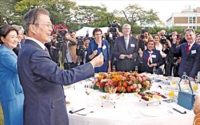 이낙연, 文대통령 친서 들고 訪日…얼어붙은 한·일 관계 '출구' 찾나