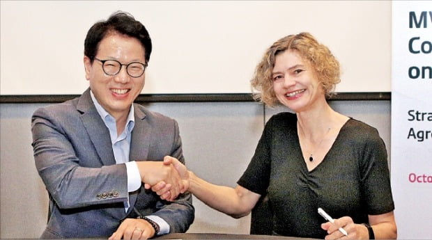 배철기 KT 글로벌사업개발담당 상무(왼쪽)와 홍콩의 앙케 길 MVI 최고경영자(CEO)가 인공지능(AI) 호텔사업 협력계약을 맺은 뒤 악수하고 있다.   /KT  제공 