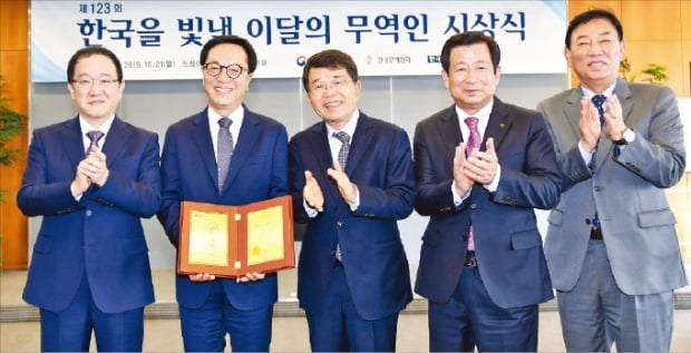 성도경 비나텍 대표(왼쪽 두 번째)가 한국무역협회가 선정한 ‘제123회 한국을 빛낸 이달의 무역인상’을 받았다. 왼쪽부터 배수천 한빛회 수석부회장, 성 대표, 한진현 무협 부회장, 강승구 한빛회 회장, 정영재 한빛회 수석부회장.   /한국무역협회 제공
 