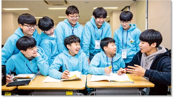 ‘2019년 삼성드림클래스 겨울캠프’에 참가한 중학생들이 대학생 멘토와 대화하고 있다. 삼성전자 제공
 