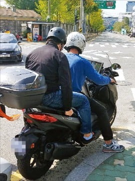 이날 한국은행 필기시험을 끝낸 한 수험생이 다른 회사 고사장으로 가기 위해 오토바이에 오르고 있다.  공태윤 기자