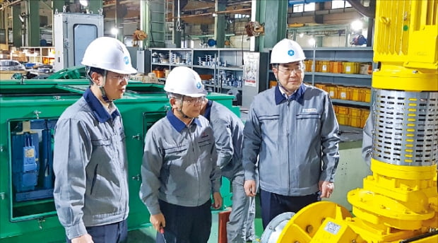 김은호 한미테크윈 사장(맨 오른쪽)이 직원들과 함께 크레인 부품을 살펴보고 있다. 