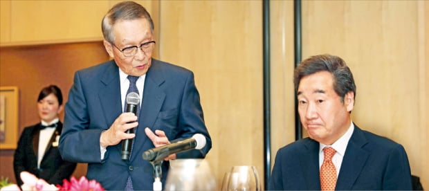 일본을 방문 중인 이낙연 국무총리(오른쪽)가 24일 도쿄 캐피털호텔에서 열린 일본 주요 경제인 초청 오찬에서 사사키 미키오 일한경제협회 회장(미쓰비시상사 특별고문)의 발언을 듣고 있다.   연합뉴스 