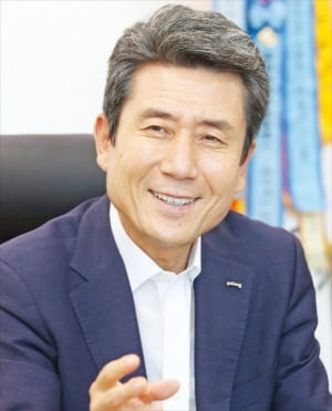 이강덕 포항시장은 “포항시 승격 70주년을 맞아 미래 세대가 더 나은 삶을 살 수 있는 환동해 중심도시 포항을 시민들과 함께 만들어가겠다”고 강조했다. 포항시 제공