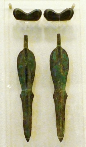 비파형 동검은 ‘고조선식 동검’이라고도 불린다. 기원전 11세기까지 올라가지만, 최근에는 더 이른 시기의 것들이 발견된다.
 