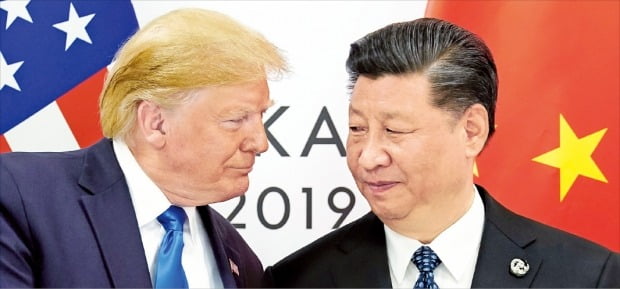 < 눈싸움하는 트럼프 - 시진핑 > 도널드 트럼프 미국 대통령(왼쪽)과 시진핑 중국 국가주석은 다음달 16~17일 칠레에서 열리는 아시아태평양경제협력체(APEC)회의에서 만나 미·중 1단계 무역협상에 서명할지 논의한다. 사진은 지난 6월 29일 일본 오사카에서 열린 주요 20개국(G20)회의 때 미·중 정상회담 모습.   한경DB 