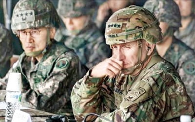 주한미군사령관, 韓 포병훈련 참관…"한·미 동맹 이상無"