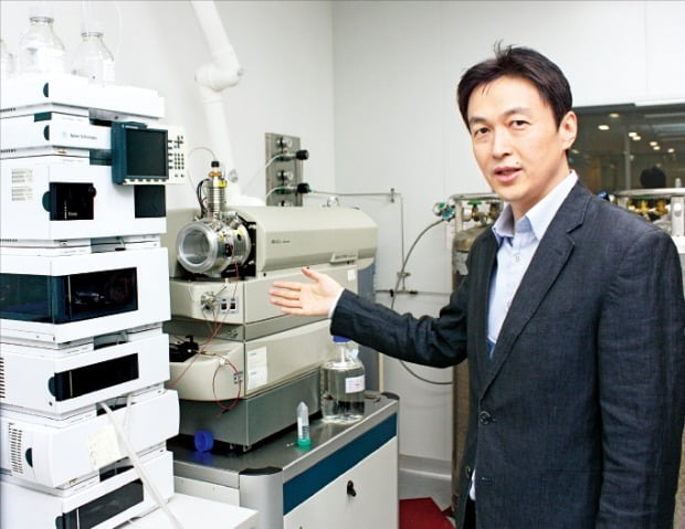박영환 에스엔바이오사이언스 대표가 경기 성남시 판교 연구소에서 자체 개발한 이중나노미셀 기술을 설명하고 있다.  박상익 기자  