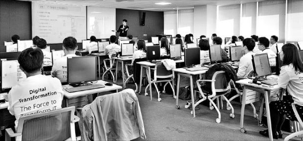 하나금융 미래금융그룹 직원들이 31일 인천 청라 연수원에서 코딩 교육을 받고 있다.  하나금융그룹 제공 