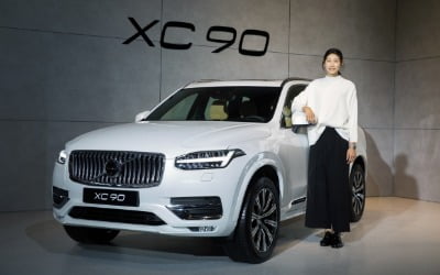 볼보 XC90 앞에서 포즈 취하는 김연경