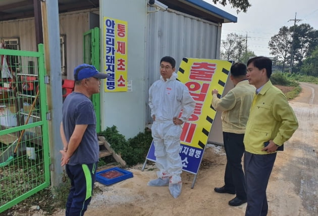 인천시 옹진군청 관계자들이 지난달 25일 영흥면 농가를 방문해 방역사항을 점검하고 있다. 옹진군 제공 
