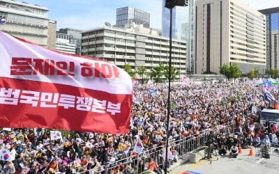 '조국 사퇴' vs '조국 수호'…광화문·서초동 집회 누가 이끄나