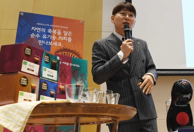 12일 오후 서울 잠실 롯데월드타워에서 ‘제3회 청춘 커피 페스티벌’이 열려 방준배 바리스타가 싱글오리진 테이스팅에 대한 설명을 하고 있다./김범준기자 bjk07@hankyung.com