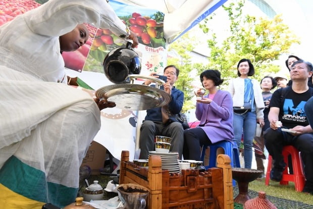 12일 오후 서울 잠실 롯데월드타워에서 ‘제3회 청춘 커피 페스티벌’이 열린 가운데 참가자들이 에티오피아 커피에 대한 설명을 듣고 있다./김범준기자 bjk07@hankyung.com