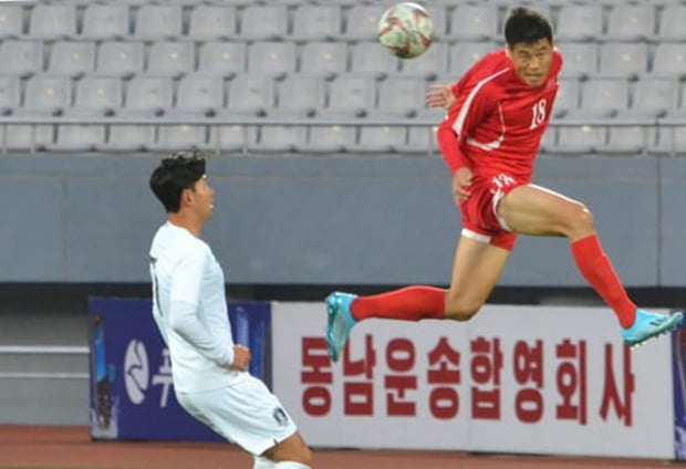 <YONHAP PHOTO-4669> 점프하는 북한 리영철     (서울=연합뉴스) 15일 북한 평양 김일성 경기장에서 열린  대한민국과 북한과 월드컵 아시아지역 2차 예선 H조 3차전 경기에서 북한 리영철(18번)이 헤딩하고 있다   파울루 벤투 감독이 이끄는 축구 대표팀은 원정에서 접전 끝에 0-0 무승부를 거뒀다. 2019.10.15 [AFC 제공. 재판매 및 DB 금지]     photo@yna.co.kr/2019-10-15 19:55:33/ <저작권자 ⓒ 1980-2019 ㈜연합뉴스. 무단 전재 재배포 금지.>