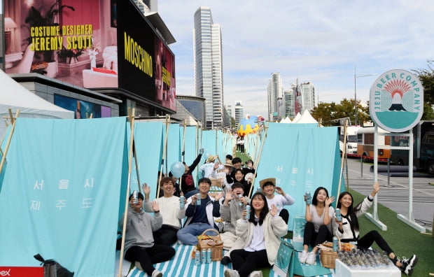 18일 서울 삼성동 코엑스광장과 K팝광장에서 열린 '여행페스타 2019'를 찾은 방문객들이 캠핑비어존에서 이색 도심 가을여행을 즐기고 있다.  허문찬 기자 sweat@hankyung.com