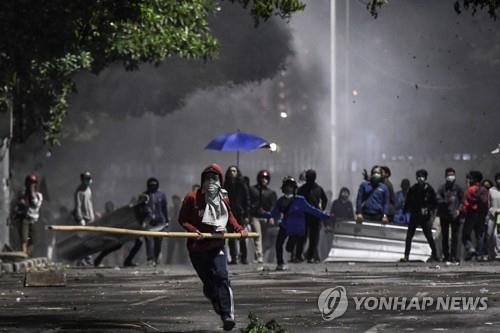 인니 학생 시위 다시 격화…군경, 최루탄·물대포 대응