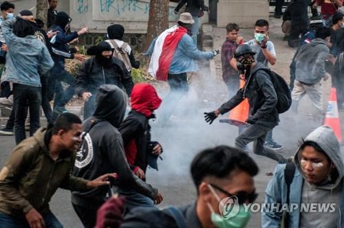 인니 학생 시위 다시 격화…군경, 최루탄·물대포 대응