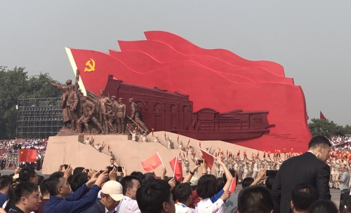 中 건국70돌…첨단 무기 선보인 톈안먼광장에 '애국주의' 고조