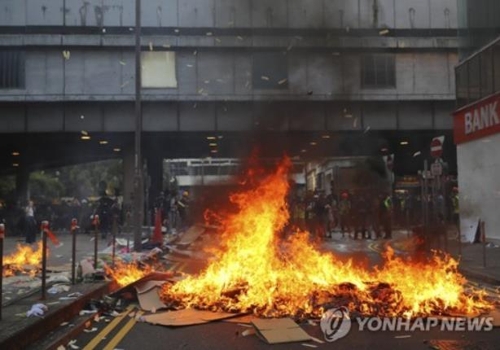 홍콩 시위대 실탄 맞아 중상…시진핑 초상 불태우며 '애도 시위'