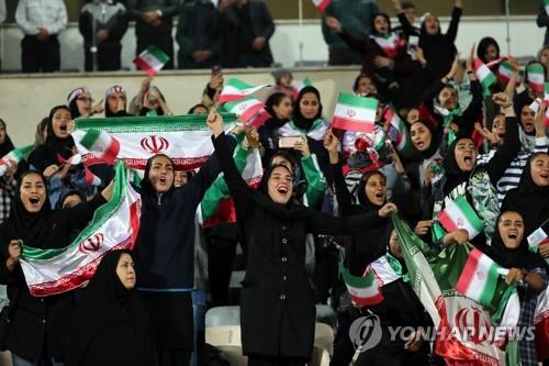 이란, 여성 축구장입장 38년만에 첫 허용…"4천600석 배정"(종합)