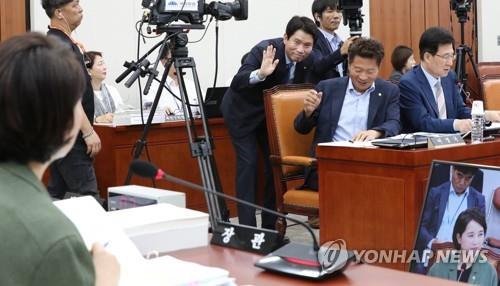 교육위 '조국 국감'…與 "나경원도 의혹", 한국 "자녀 특검하자"