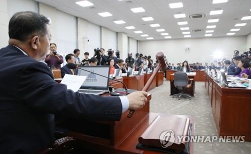 교육위 '조국 국감'…與 "나경원도 의혹", 한국 "자녀 특검하자"