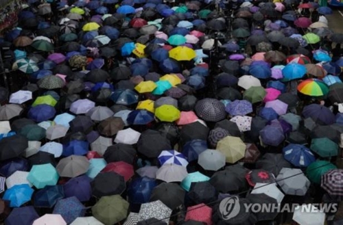 홍콩 시위대-경찰 격렬 충돌…中 주둔군 막사 '경고 깃발' 올라