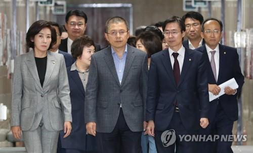 한국당 "촛불집회는 좌파준동 사기"…檢 개혁집회 맹비난(종합)