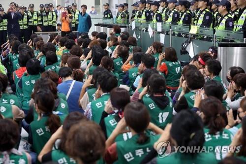 도로공사 본사 점거 한 달째…직접 대화 없이 장기화