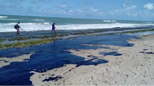 브라질 해군 "북동부 해안 기름찌꺼기 오염 전례없는 피해 우려"