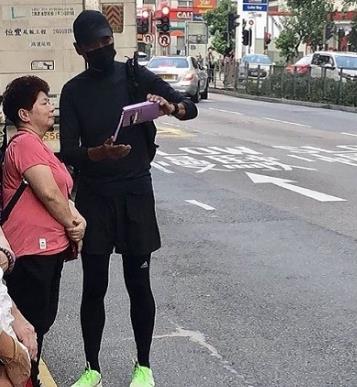 홍콩정부 복면금지법 발표한 날 주윤발 '마스크' 쓰고 등장