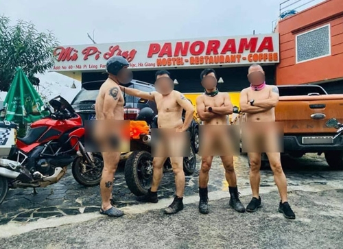 베트남 남성 4명, 나체로 오토바이 운전…비난 쏟아져